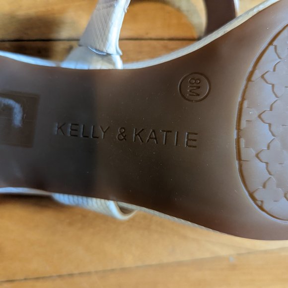 Kelly & Katie Carbren Sandal - White - Picture 8 of 10